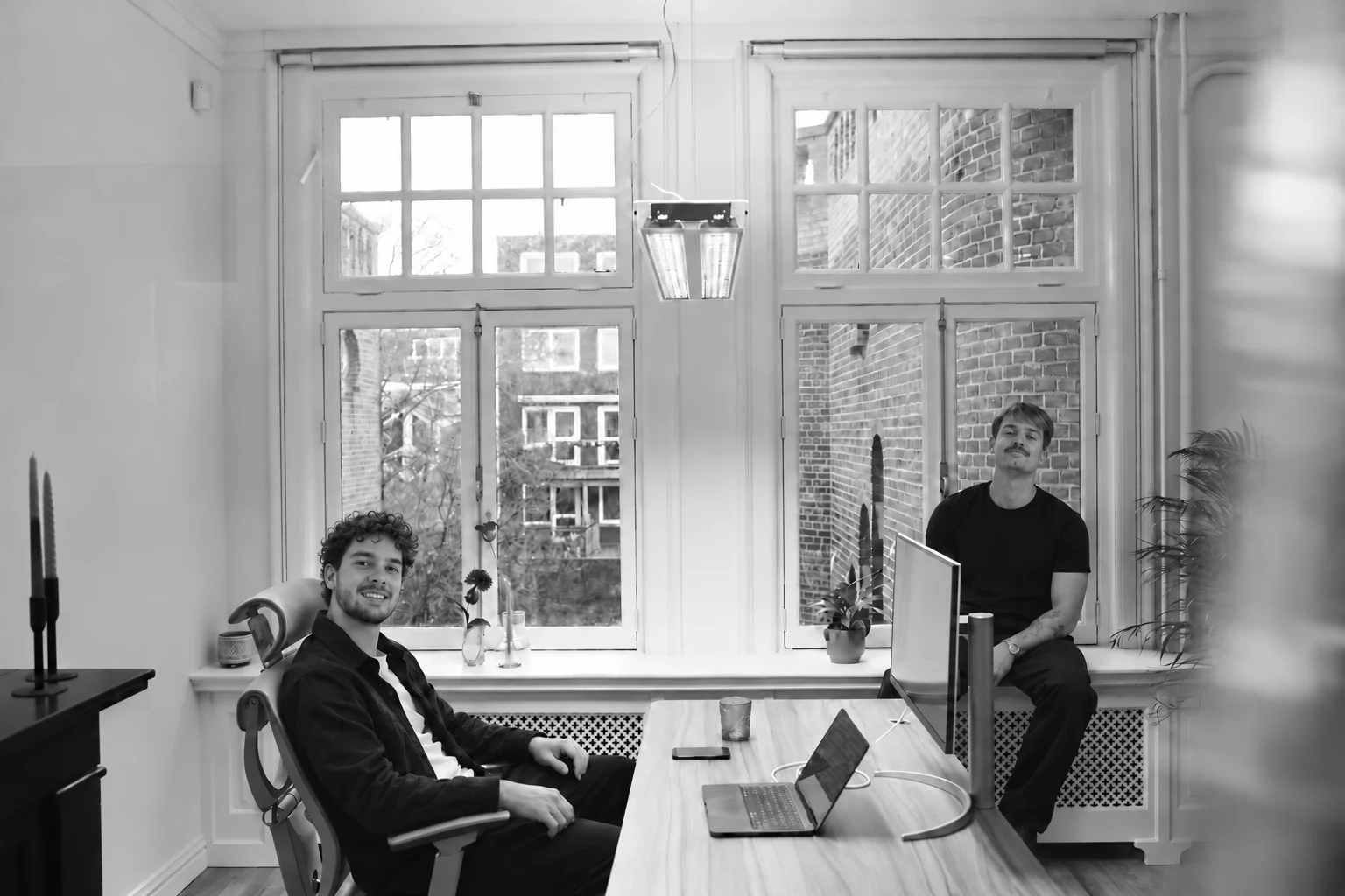Jasper en Bor aan het werk op kantoor